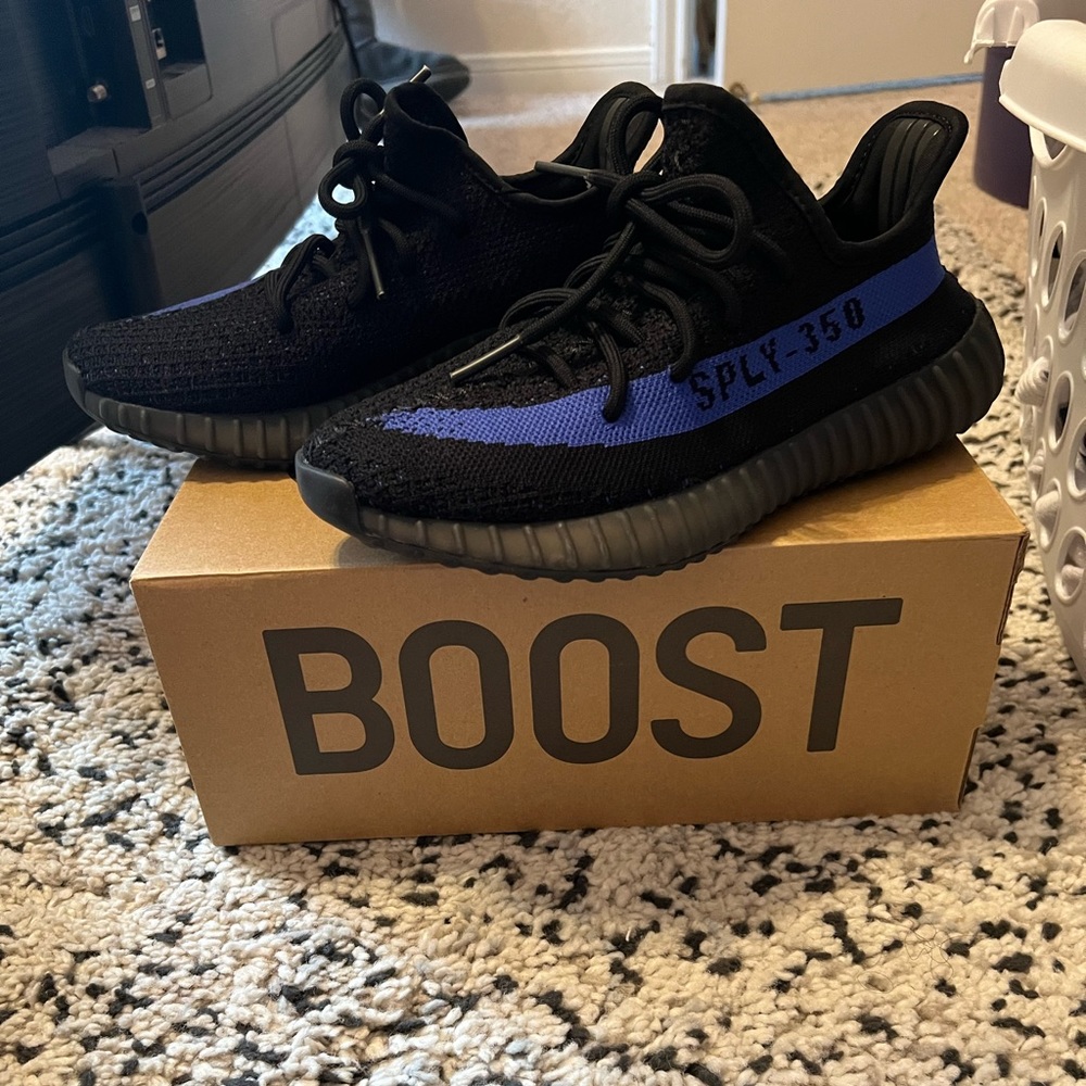 Like brand new Yeezy Boost 350 V2 Dazzle Blue